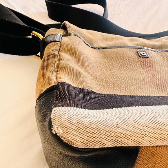 Authentic Burberry messenger bag - Picture 4 of 8